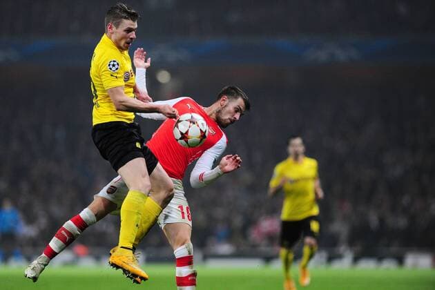 Fussball Champions League Vorrunde 5. Spieltag Arsenal London - Borussia Dortmund am 26.11.2014 im Emirates Stadium in London Lukasz Piszczek ( Dortmund ), links - Aaron Ramsey ( Arsenal ), rechts