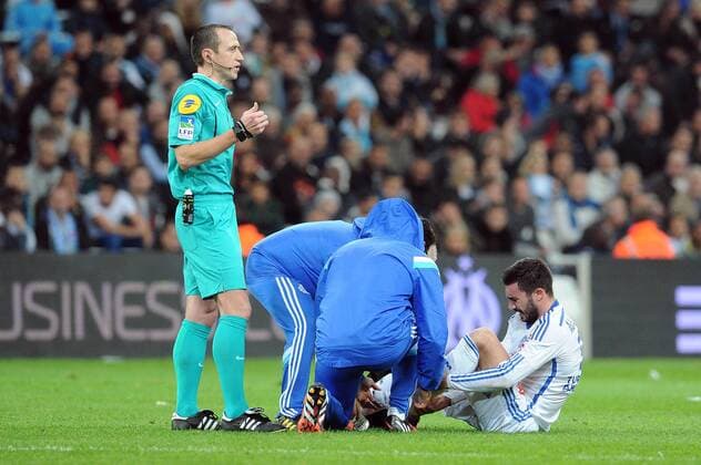 Romain ALESSANDRINI - Ruddy BUQUET (ARBITRE) - BLESSURE FOOTBALL : Marseille vs Nantes - Ligue 1 - 28 11 2014 N.LeGouic FEP Panoramic 
