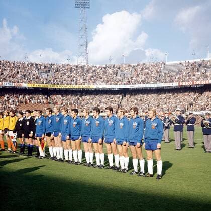 Mannschaftsvorstellung DDR mit Jürgen Croy, Bernd Bransch, Michael Strempel, Gerd Kische, Konrad Weise, Jürgen Sparwasser, Klaus Sammer, Hans Jürgen Kreische, Eberhard Vogel, Joachim Streich, Peter Ducke