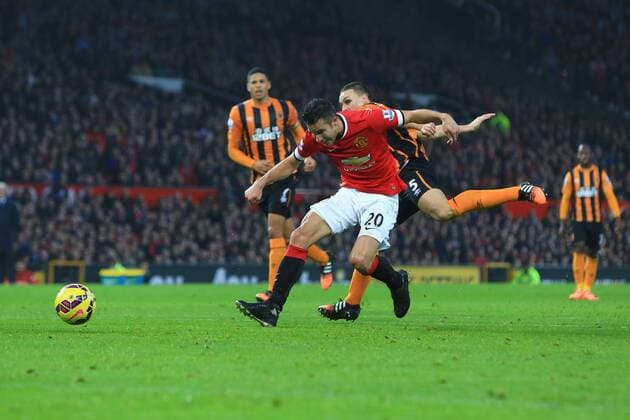Robin van Persie of Manchester United struggles to get a shot away as he is impeded by Hull s James Chester - Manchester United (ManU) vs. Hull City - Barclay s Premier League - Old Trafford - Manchester - 29 11 2014 - EDITORIAL USE ONLY. No use with unauthorised audio, video, data, fixture lists, club league logos or live services. Online in-match use limited to 120 images, no video emulation. No use in betting, games or single club league player publications.