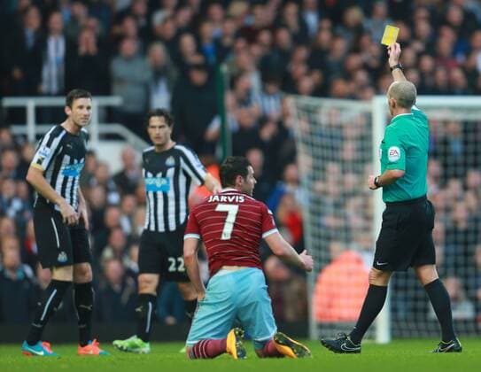 29.11.2014. London, England. Premier League. West Ham United versus Newcastle United from The Boelyn Ground. The Referee Mr Mike Dean shows a yellow card to Newcastle United defender Michael Williamson. xChakirxDahmanix  ActionPlus11579918