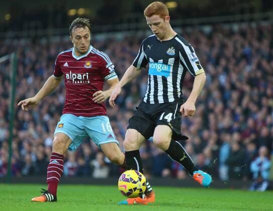 29.11.2014. London, England. Premier League. West Ham United versus Newcastle United from The Boelyn Ground. Newcastle United midfielder Jack Colback protects the ball from Noble (WHU). xChakirxDahmanix  ActionPlus11579924