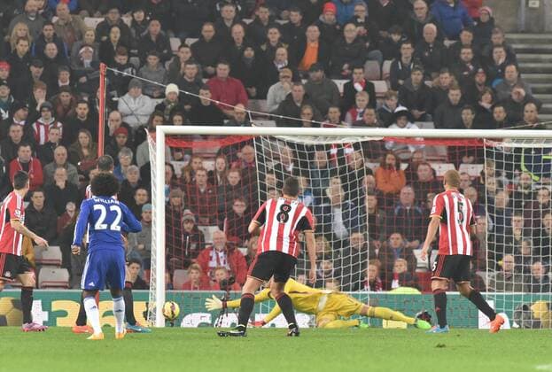 29.11.2014. Sunderland, England. Premier League. Sunderland versus Chelsea. A shot from Willian of Chelsea narrowly misses the target xPeterxHaygarthx  ActionPlus11580085