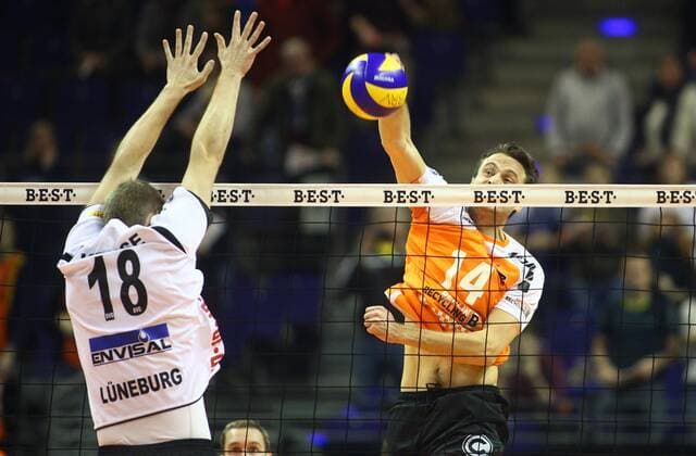 Berlin, Deutschland, 29.11.2014: Volleyball Bundesliga 2014 2015 - BR Volleys - SVG Lueneburg. Tomas Kmet (BR Volleys 14) gegen den Block aus Patrick Kruse (Lueneburg)