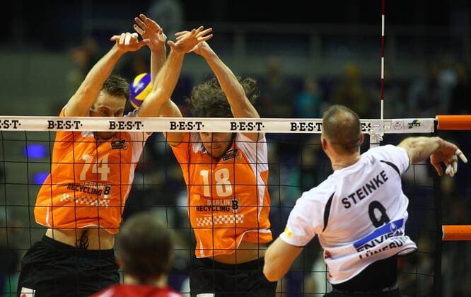 Berlin, Deutschland, 29.11.2014: Volleyball Bundesliga 2014 2015 - BR Volleys - SVG Lueneburg. Falko Steinke (Lueneburg) gegen den Block aus Tomas Kmet (BR Volleys 14), Francesco De Marchi (BR Volleys 18)