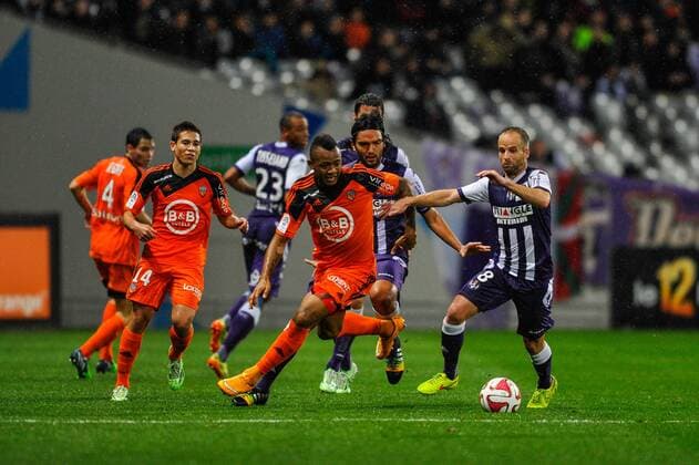 Etienne Didot (tfc) vs Jordan Ayew (fcl) FOOTBALL : Toulouse vs Lorient - 15eme journee de L1 - 29 11 2014 ThierryBreton Panoramic 