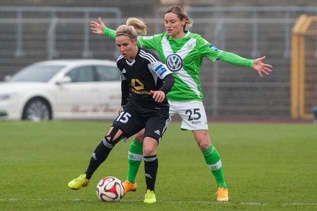 v.li.: Svenja Huth (1. FFC Frankfurt), Martina Müller (VfL Wolfsburg) im Zweikampf, Fussball, Allianz Frauen-Bundesliga, VfL Wolfsburg - 1. FFC Frankfurt, xobx