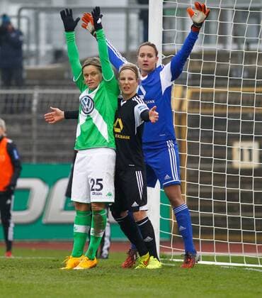 v.li. Martina Müller (VfL Wolfsburg),Dzsenifer Marozsan (1. FFC Frankfurt),Torhüterin Anke Preuß (1. FFC Frankfurt) - 1. Fußball Bundesliga Punktspiel Saison 2014-2015 VfL Wolfsburg vs. 1. FFC Frankfurt im Stadion am Elsterwg in Wolfsburg - Aktion,Deutschland, Fußball, Frau,Frauen,30.11.2014