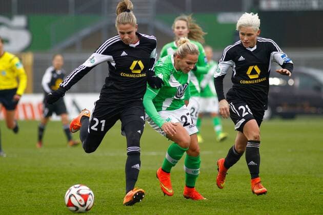 Zweikampf - Isabel Kerschowski (VfL Wolfsburg) gegen Ana Maria Crnogorcevic (li.) und Jessica Fishlock (1. FFC Frankfurt) - 1. Fußball Bundesliga Punktspiel Saison 2014-2015 VfL Wolfsburg vs. 1. FFC Frankfurt im Stadion am Elsterwg in Wolfsburg - Aktion,Deutschland, Fußball, Frau,Frauen,30.11.2014