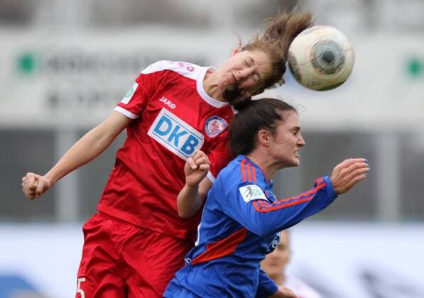 GER, 1.Bundesliga, Frauen, FF USV Jena vs Turbine Potsdam 30.11.14, Jena, Ernst-Abbe-Sportfeld, GER, Allianz Frauen Bundesliga 1.Bundesliga, Frauen, Saison 2014 2015, 11.Spieltag, FF USV Jena vs 1.FFC Turbine Potsdam im Bild Christina Julien (Jena) gegen Inka Wesely (Potsdam)