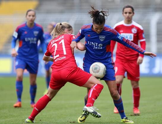 GER, 1.Bundesliga, Frauen, FF USV Jena vs Turbine Potsdam 30.11.14, Jena, Ernst-Abbe-Sportfeld, GER, Allianz Frauen Bundesliga 1.Bundesliga, Frauen, Saison 2014 2015, 11.Spieltag, FF USV Jena vs 1.FFC Turbine Potsdam im Bild Amber Hearn (Jena) gegen Tabea Kemme (Potsdam)