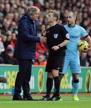 Aktuell Fußball, England, FC Southampton - Manchester City Manchester City manager Manuel Pellegrini is spoken to by referee Mike Jones - Barclays Premier League - Southampton vs Manchester City - St Mary s Stadium - Southampton - England - 30th November 2014 - Pic Robin Parker Sportimage EDITORIAL USE ONLY. No use with unauthorised audio, video, data, fixture lists, club league logos or live services. Online in-match use limited to 120 images, no video emulation. No use in betting, games or single club league player publications. TM3_1858.JPG