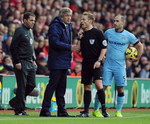 Aktuell Fußball, England, FC Southampton - Manchester City Manchester City manager Manuel Pellegrini is spoken to by referee Mike Jones - Barclays Premier League - Southampton vs Manchester City - St Mary s Stadium - Southampton - England - 30th November 2014 - Pic Robin Parker Sportimage EDITORIAL USE ONLY. No use with unauthorised audio, video, data, fixture lists, club league logos or live services. Online in-match use limited to 120 images, no video emulation. No use in betting, games or single club league player publications. TM3_1860.JPG