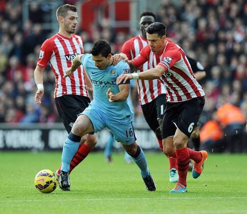 Aktuell Fußball, England, FC Southampton - Manchester City Sergio Kun Aguero of Manchester City is challenged by Jose Fonte of Southampton - Barclays Premier League - Southampton vs Manchester City - St Mary s Stadium - Southampton - England - 30th November 2014 - Pic Robin Parker Sportimage EDITORIAL USE ONLY. No use with unauthorised audio, video, data, fixture lists, club league logos or live services. Online in-match use limited to 120 images, no video emulation. No use in betting, games or single club league player publications. TM3_1773.JPG
