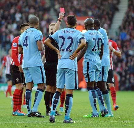 Aktuell Fußball, England, FC Southampton - Manchester City Referee Mike Jones shows the red card to Eliaquim Mangala of Manchester City - Barclays Premier League - Southampton vs Manchester City - St Mary s Stadium - Southampton - England - 30th November 2014 - Pic Robin Parker Sportimage EDITORIAL USE ONLY. No use with unauthorised audio, video, data, fixture lists, club league logos or live services. Online in-match use limited to 120 images, no video emulation. No use in betting, games or single club league player publications. DSC_7540.JPG