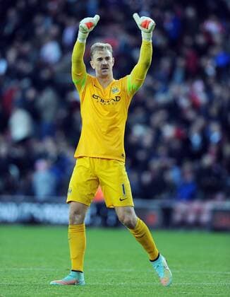 Aktuell Fußball, England, FC Southampton - Manchester City Manchester City goalkeeper Joe Hart thanks the fans at the end of the game - Barclays Premier League - Southampton vs Manchester City - St Mary s Stadium - Southampton - England - 30th November 2014 - Pic Robin Parker Sportimage EDITORIAL USE ONLY. No use with unauthorised audio, video, data, fixture lists, club league logos or live services. Online in-match use limited to 120 images, no video emulation. No use in betting, games or single club league player publications. TM3_2389.JPG