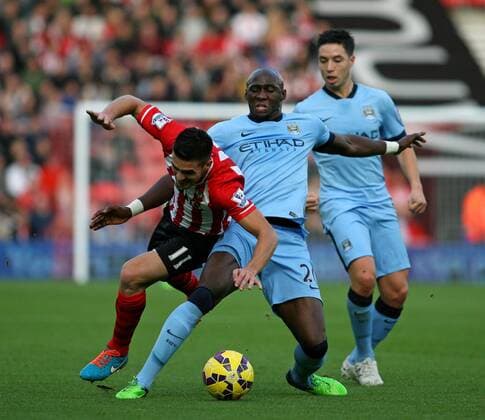 Aktuell Fußball, England, FC Southampton - Manchester City Football - 2014 2015 Premier League - Southampton vs. Manchester City Eliaquim Mangala of Manchester City fouls Southampton s Dusan Tadic at St Mary s Stadium Southampton Colorsport Shaun Boggust 