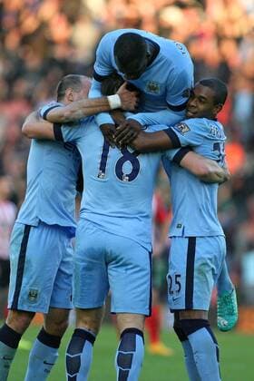 Aktuell Fußball, England, FC Southampton - Manchester City Football - 2014 2015 Premier League - Southampton vs. Manchester City Frank Lampard of Manchester City is congratulated by Pablo Zabaleta, Fernandinho and Yaya Toure after scoring City s second goal at St Mary s Stadium Southampton Colorsport Shaun Boggust 
