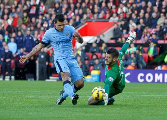 Aktuell Fußball, England, FC Southampton - Manchester City Football - 2014 2015 Premier League - Southampton vs. Manchester City Southampton s Fraser Forster makes a fine save from Sergio Kun Aguero of Manchester City at St Mary s Stadium Southampton Colorsport Shaun Boggust 