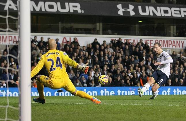Aktuell Fußball, England, Tottenham Hotspur - FC Everton Tottenham s Roberto Soldado scoring his sides second goal Barclays Premier League- Tottenham Hotspur vs Everton - White Hart Lane - England - 30th November 2014 - Picture David Klein Sportimage EDITORIAL USE ONLY. No use with unauthorised audio, video, data, fixture lists, club league logos or live services. Online in-match use limited to 120 images, no video emulation. No use in betting, games or single club league player publications.