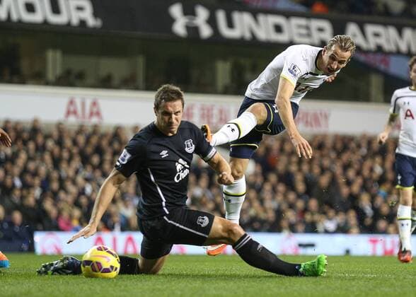 Aktuell Fußball, England, Tottenham Hotspur - FC Everton Football - 2014 2015 -Barclays Premier League, - Tottenham Hotspur Vs Everton, Tottenham s Harry Kane fires in a shot at the Everton goal forcing Everton s Tim Howard to save at White Hart Lane Colorsport Daniel Bearham  TOT_EVE