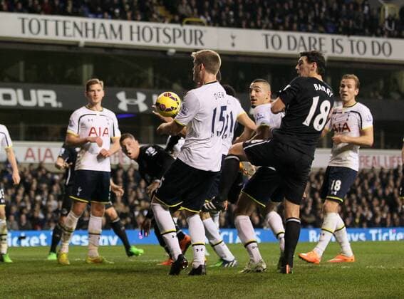 Aktuell Fußball, England, Tottenham Hotspur - FC Everton The ball appears to strike Tottenham s Eric Dier s arm but no penalty is given Barclays Premier League- Tottenham Hotspur vs Everton - White Hart Lane - England - 30th November 2014 - Picture David Klein Sportimage EDITORIAL USE ONLY. No use with unauthorised audio, video, data, fixture lists, club league logos or live services. Online in-match use limited to 120 images, no video emulation. No use in betting, games or single club league player publications.