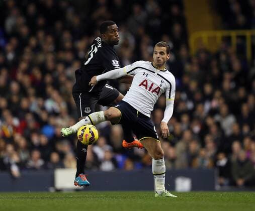 Aktuell Fußball, England, Tottenham Hotspur - FC Everton Tottenham s Roberto Soldado tussles with Everton s Sylvain Distin Barclays Premier League- Tottenham Hotspur vs Everton - White Hart Lane - England - 30th November 2014 - Picture David Klein Sportimage EDITORIAL USE ONLY. No use with unauthorised audio, video, data, fixture lists, club league logos or live services. Online in-match use limited to 120 images, no video emulation. No use in betting, games or single club league player publications.