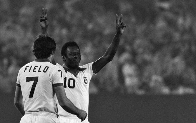 Fussball NASL Saison USA 1977 JUBEL; PELE (re, Cosmos New York) und Tony Field (Cosmos New York) 01.08.1977
