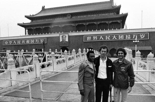 Fussball NASL Saison USA 1978 Franz BECKENBAUER (Mitte) mit PELE (links, beide Cosmos) anlässlich einer China Reise von Cosmos New York auf dem Platz des Himmlischen Friedens vor dem Kaiserpalast in Peking 01.10.1977