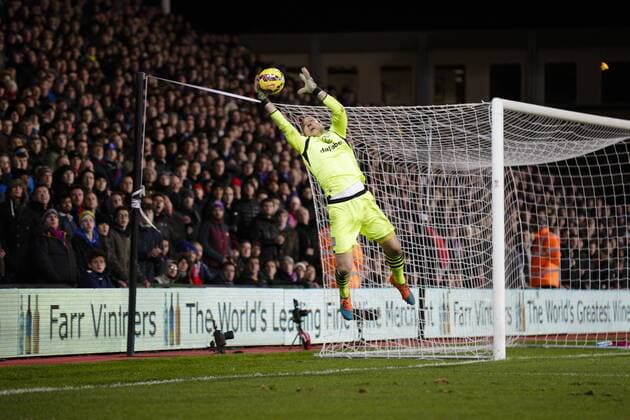 02.12.2014. London, England. Premier League. Crystal Palace versus Aston Villa. Aston Villa s Brad Guzan tries to keep the ball from going for a corner xCraigxMercerx  ActionPlus11580564