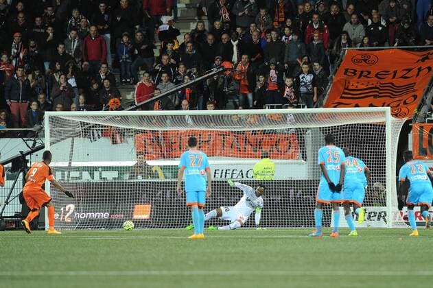 Jordan Ayew (Lorient) but Steve Mandanda (Marseille) FOOTBALL : Lorient vs Marseille - Ligue 1 - 02 12 2014 N.LeGouic FEP Panoramic 