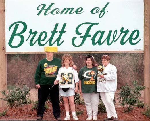 Jan. 24, 1997 - Many fans of Green Bay Packers quarterback Brett Farve and the Green Bay Packers have traveled to Kiln, Mississippi, to visit Farve s hometown. Farve announced his retirement on Tuesday, March 4, 2008, after a 17-year NFL American Football Herren USA career. (Tim Isbell Biloxi Sun Herald MCT) News Archive - Jan. 24, 1997 - ZUMAm67_