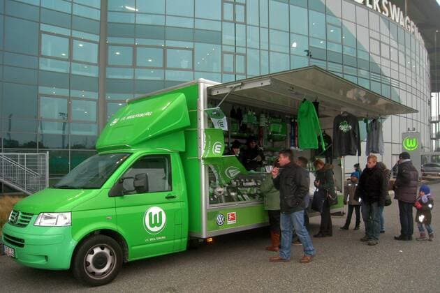 VfL Wolfsburg Fanartikel-Verkaufswagen vor der VW Arena.