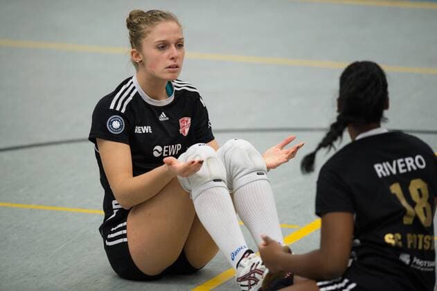 03.12.2014, Halle Berg Fidel, Muenster Volleyball, DVV-Pokal Frauen, Viertelfinale, USC Münster Muenster vs. SC Potsdam Giulia Carraro ( 1 Potsdam), Jessica Rivero ( 18 Potsdam) enttäuscht enttaeuscht traurig