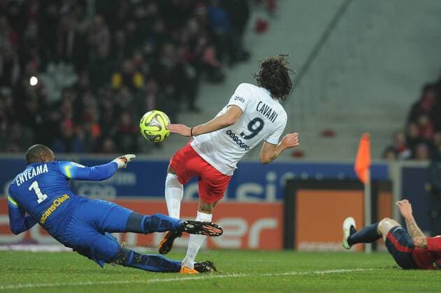 Aktuell Fußball, Frankreich, Ligue 1, OSC Lille - Paris St. Germain but Edinson Cavani (PSG) Vincnet enyeama (Lille) Lille OSC (LOSC) - Paris St. Germain (PSG) - Ligue 1 - 03 12 2014 N.LeGouic FEPx 