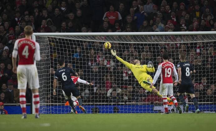 Aktuell FuÃŸball, England, Premier League, FC Arsenal - FC Southampton 03.12.2014. London, England. Premier League. Arsenal versus Southampton. Southampton s Fraser Forster pulls of a great save while the scoreline was still 0-0. xNigelxCookex  ActionPlus11580781
