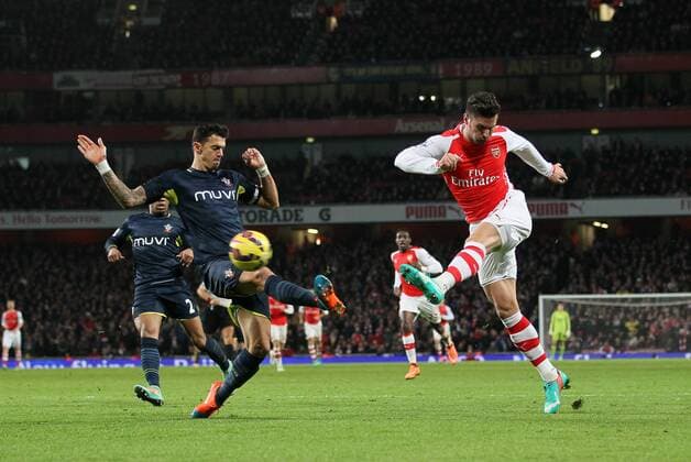 Aktuell Fußball, England, Premier League, FC Arsenal - FC Southampton Arsenal s Olivier Giroud fires in a shot Barclays Premier League- Arsenal vs Southampton - Emirates Stadium - England - 3rd December 2014 - Picture David Klein Sportimage EDITORIAL USE ONLY. No use with unauthorised audio, video, data, fixture lists, club league logos or live services. Online in-match use limited to 120 images, no video emulation. No use in betting, games or single club league player publications.