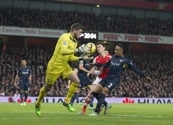 03.12.2014. London, England. Premier League. Arsenal versus Southampton. Southampton s Fraser Forster collects the ball under pressure from Arsenal s Laurent Koscielny. xNigelxCookex  ActionPlus11580816