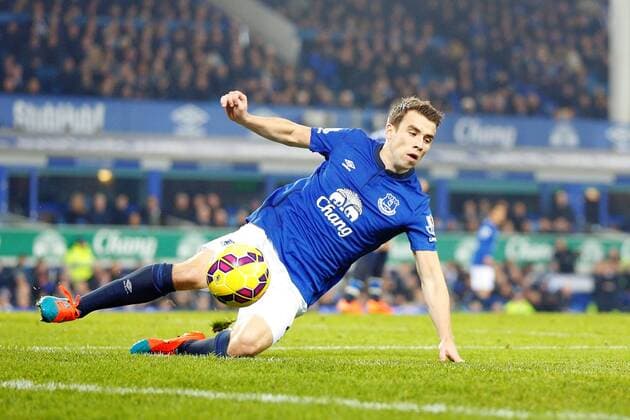 03.12.2014. Liverpool, England. Premier League. Everton versus Hull. Everton defender Seamus Coleman slides for the ball xPaulxKeevilx  ActionPlus11580789