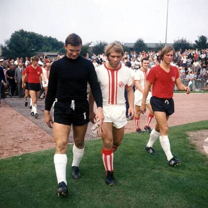 Walter Hohnhausen (Rot Weiß Essen, Mitte) zwischen Torwart Horst Podlasly und Hans Joachim Weller (beide Hannover 96), dahinter Willi -Ente- Lippens (Rot Weiß Essen)
