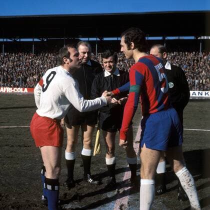 Uwe Seeler (Hamburger SV) und Franz Beckenbauer (FC Bayern München) - shake hands, hi. Schiedsrichter Gerd Hennig