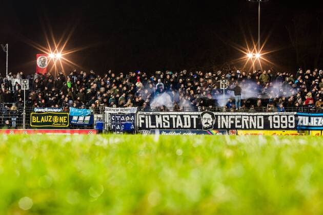 Filmstadt Inferno 1899 Fanclub Potsdam, Deutschland, 05.12.2014: Fußball Regionalliga Nordost Saison 2014 2015 - SV Babelsberg 03. Fans vom SV Babelsberg 03 im Karl-Liebknecht-Stadion (Aufnahme mit langer Belichtungszeit)