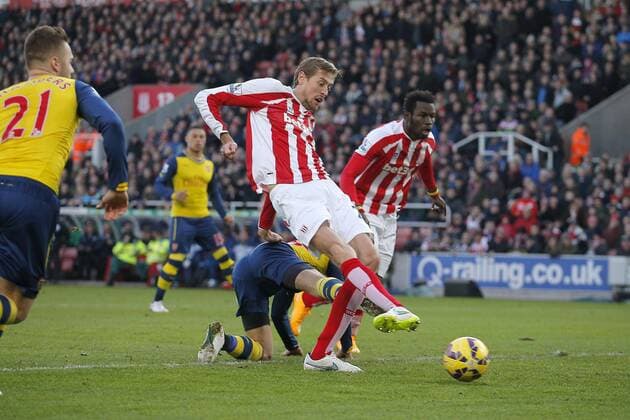 Aktuell Fußball, England, Premier League, Stoke City - FC Arsenal Peter Crouch opens the scoring for Stoke City - Football - Stoke City vs Arsenal - Barclays Premiership - Britannia Stadium Stoke - Season 14 15 - 6th December 2014 Photo Malcolm Couzens Sportimage EDITORIAL USE ONLY. No use with unauthorised audio, video, data, fixture lists, club league logos or live services. Online in-match use limited to 120 images, no video emulation. No use in betting, games or single club league player publications.