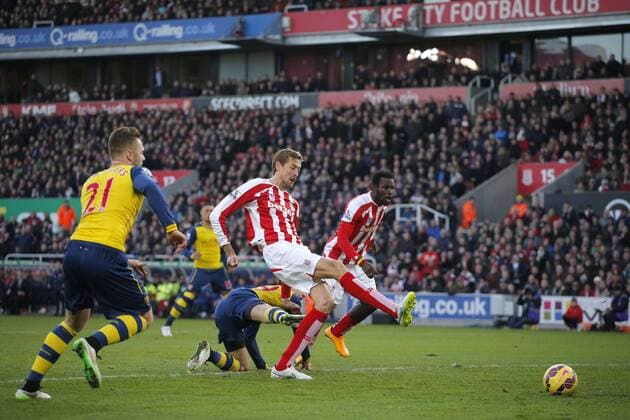 Aktuell Fußball, England, Premier League, Stoke City - FC Arsenal Peter Crouch opens the scoring for Stoke City - Football - Stoke City vs Arsenal - Barclays Premiership - Britannia Stadium Stoke - Season 14 15 - 6th December 2014 Photo Malcolm Couzens Sportimage EDITORIAL USE ONLY. No use with unauthorised audio, video, data, fixture lists, club league logos or live services. Online in-match use limited to 120 images, no video emulation. No use in betting, games or single club league player publications.