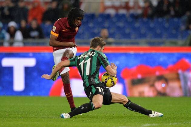 Aktuell Fußball, Italien, Serie A, AS Rom - Sassuolo Gervinho Roma, Sime Vrsaljko Sassuolo. Roma 6-12-2014 Stadio Olimpico. Football Calcio 2014 2015 Serie A. AS Rom vs Sassuolo Calcio AntoniettaxBaldassarre