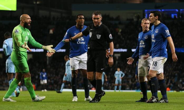 Everton players surround referee for the penalty decision - he gave - Barclays Premier League - Manchester City vs FC Everton - Etihad Stadium - Manchester - England - 6th December 2014 - EDITORIAL USE ONLY. No use with unauthorised audio, video, data, fixture lists, club league logos or live services. Online in-match use limited to 120 images, no video emulation. No use in betting, games or single club league player publications.