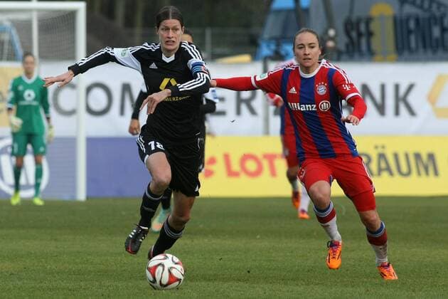 Allianz Frauen-Bundesliga, 12. Spieltag: 1. FFC Frankfurt - FC Bayern München am Sonntag (07.12.2014) im Stadion am Brentanobad in Frankfurt am Main. Kerstin Garefrekes (1. FFC Frankfurt, L), Gina Lewandowski (FC Bayern München).
