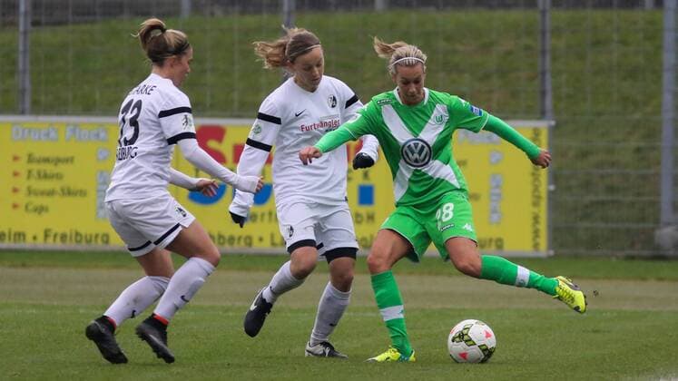 v.li.: Sandra Starke (SC Freiburg), Juliane Maier (SC Freiburg), Lena Goeßling (Lena Goessling, VfL Wolfsburg), Fussball, Allianz Frauen-Bundesliga, SC Freiburg - VfL Wolfsburg, xozx