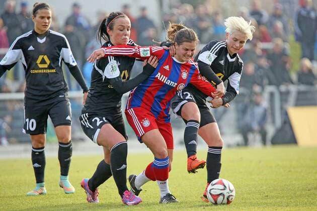 Katherine Stengel (Bayern) gegen Peggy Kuznik und Jessica Fishlock (FFC) - 1. FFC Frankfurt vs. FC Bayern Muenchen, Stadion am Brentanobad