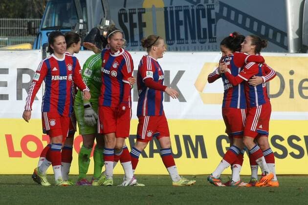 Allianz Frauen-Bundesliga, 12. Spieltag: 1. FFC Frankfurt - FC Bayern München am Sonntag (07.12.2014) im Stadion am Brentanobad in Frankfurt am Main. Jubel Bayern nach Spielschluss.